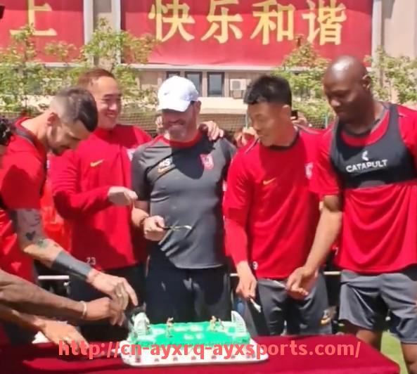 爱游戏体育-CBA能穿足球袜吗现在:CBA比赛中是否允许穿足球袜?